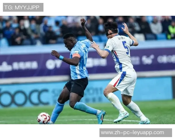 大连与申花激战正酣谁能在这场对决中笑到最后